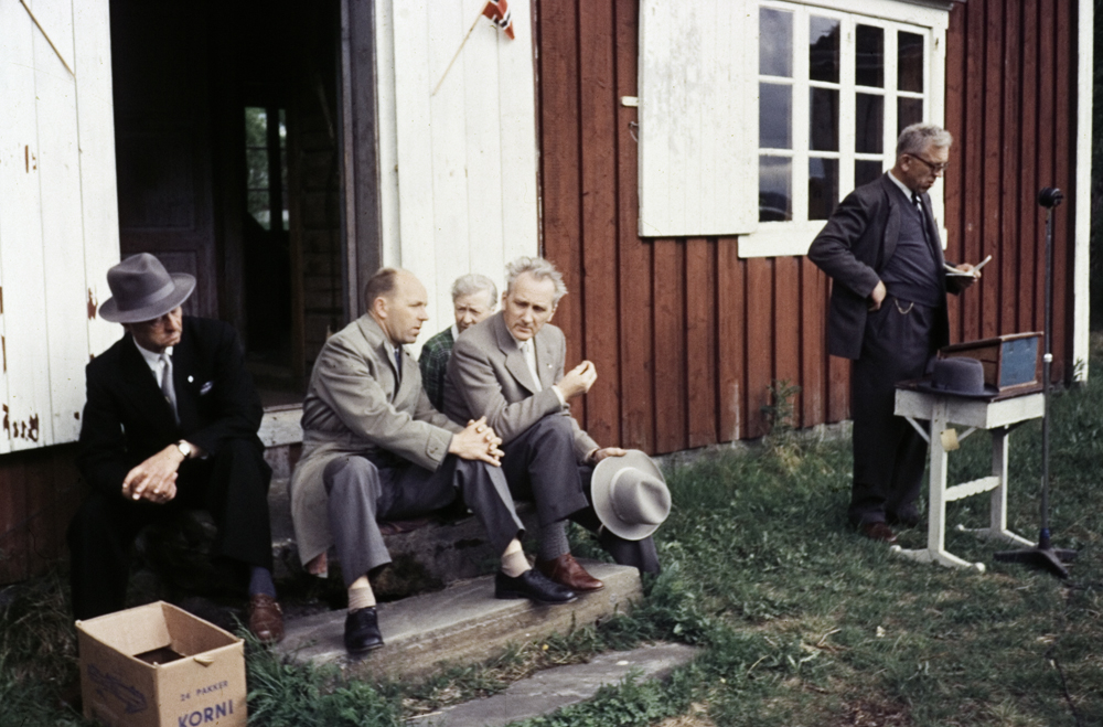 På bygdetunet i  Mosjøen 17 Mai. Fra venstre: ukjent, Knut Rogne, ukjent, Kristoffer (Kris) Skrondal (med hatt i handa), og Reidar Svare.