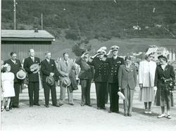 Kongebesøk i Mosjøen i 1950. Kongefamilien. Bl.a. med på bil