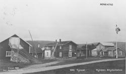 Postkort, gårdsbruk, flagg, bolighus.