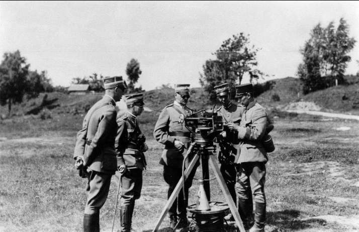 Artilleriet, skjutning från skjutplatsen vid Vätterstranden. På bilden syns mj Sporrong, öv Ekelöf, generalmajor Bromstedt och kn M Dyrssen samlade kring ett riktinstrument.