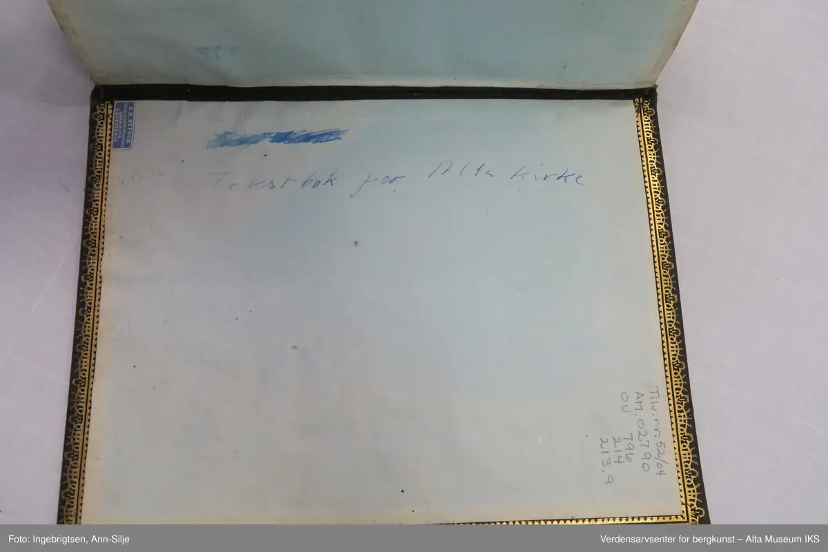 Form: Innbundet i praktbind med gullsnitt. Det er motiver av religiøse symboler på permen og inn i boka.