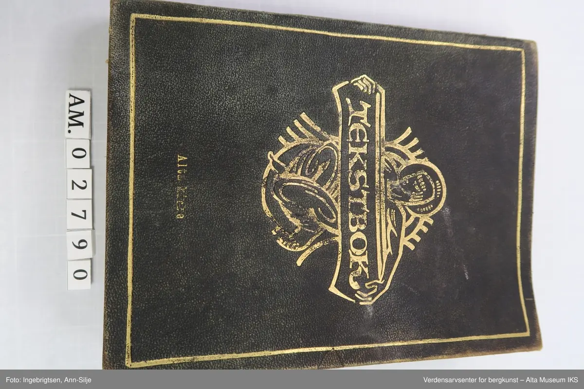 Form: Innbundet i praktbind med gullsnitt. Det er motiver av religiøse symboler på permen og inn i boka.