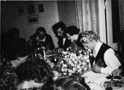 Selskapsbord med Hilda Hofsøy.