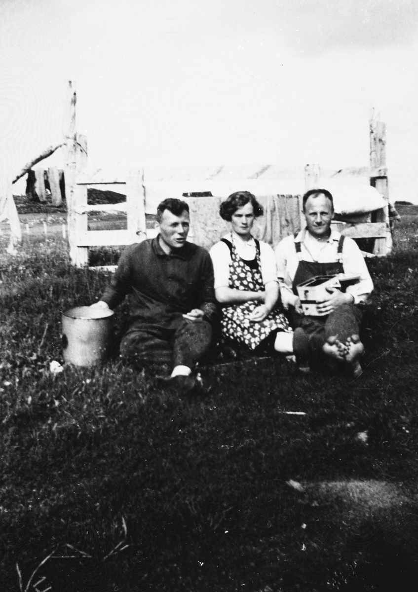 Ingvart Iversen f.1905, Valborg Nylund og Harald Iversen f.1912. Bildet er fra 1937 på Stangnes i Tranøy.