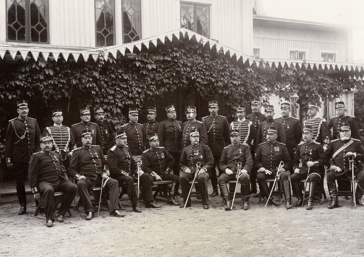 Grupporträtt av officerare vid Värmlands regemente I 22 i Trossnäs.