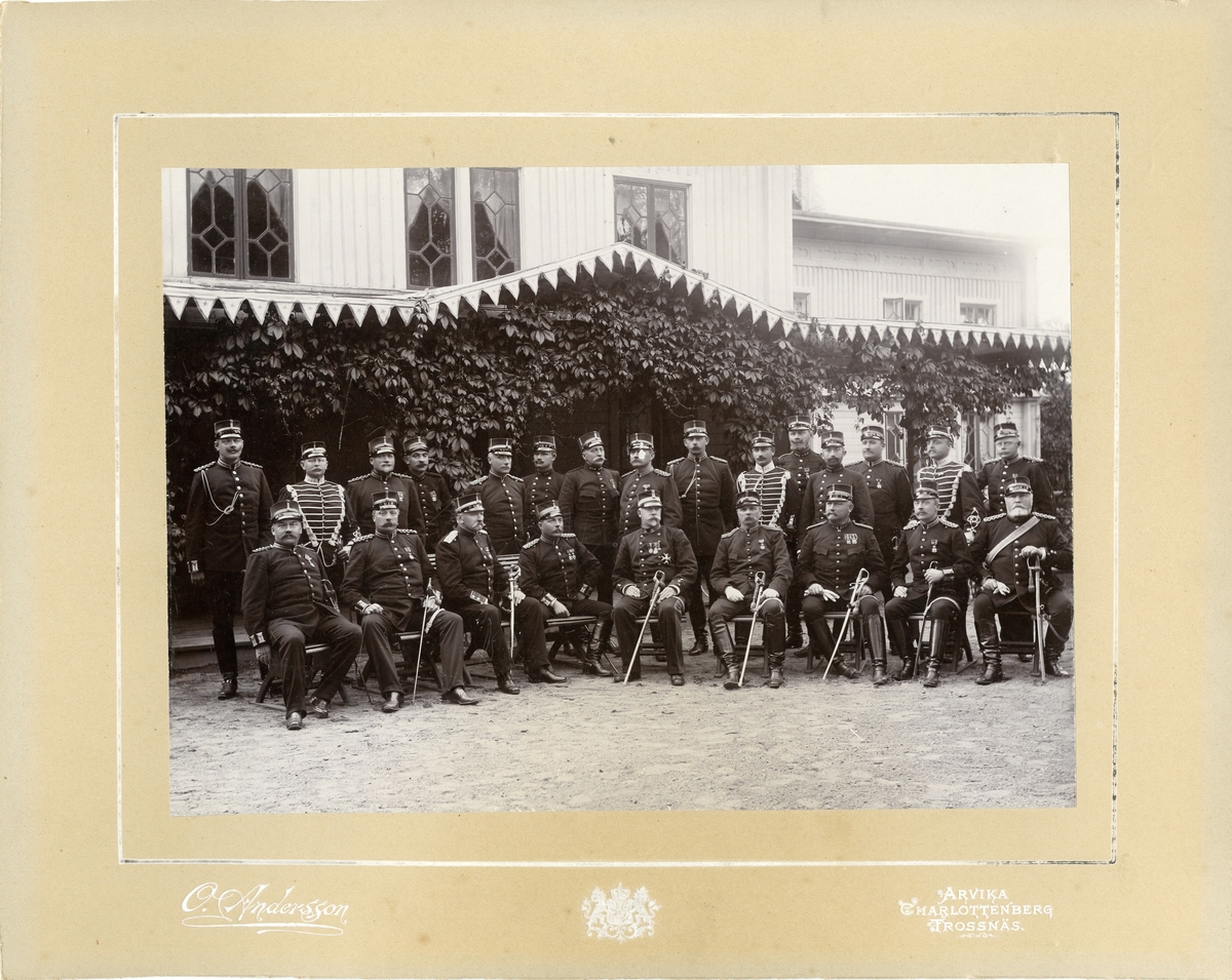 Grupporträtt av officerare vid Värmlands regemente I 22 i Trossnäs.