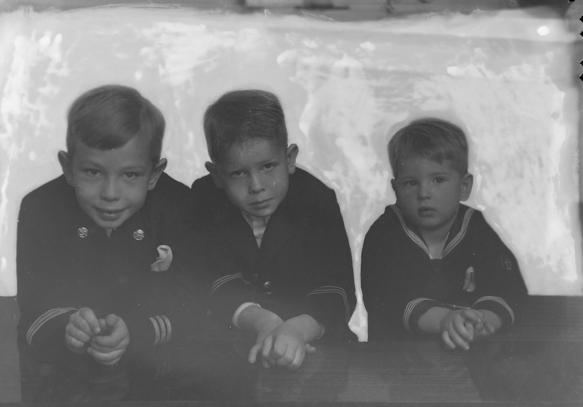 Fru Esther-Marie Wiig med sønnene Christian, Ole og Thorvald Edvard