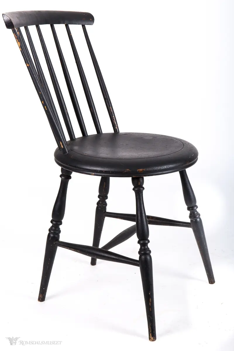 pinnestol i klassisk design. Rundt sete, spiler som ryggstøtte og H- sprosse mellom beina.
