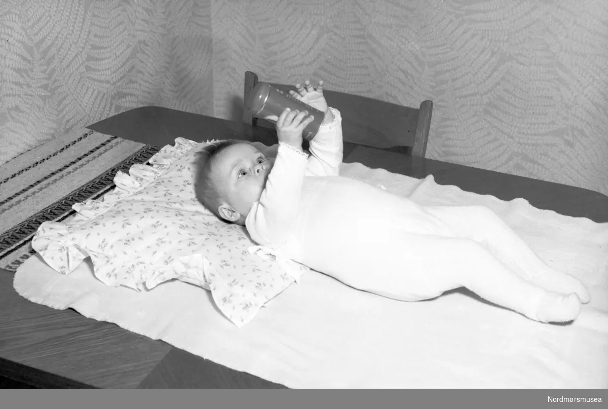 Foto av en liten baby. Fra Nordmøre museum sin fotosamling, Williamsarkivet. EFR2015
