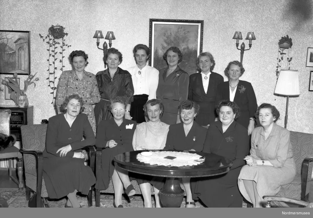 Damer kvinneforening stue hjemme Radionette radio bord klubb - Fra Nordmøre museum sin fotosamling, Williamsarkivet.