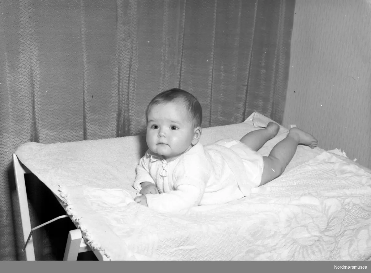 baby sammenleggbar stellebord - Fra Nordmøre museum sin fotosamling, Williamsarkivet.