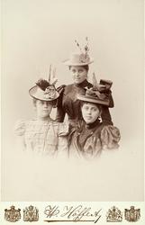 Marie til høyre.
 Bilde fra Marie Knudtzon (1879-1966) sin f