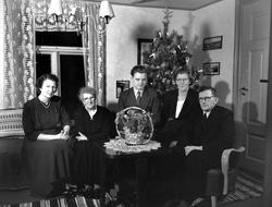 Foto av familien Hanem. Marit Hanem, Tora Hanem, Egil Slørda