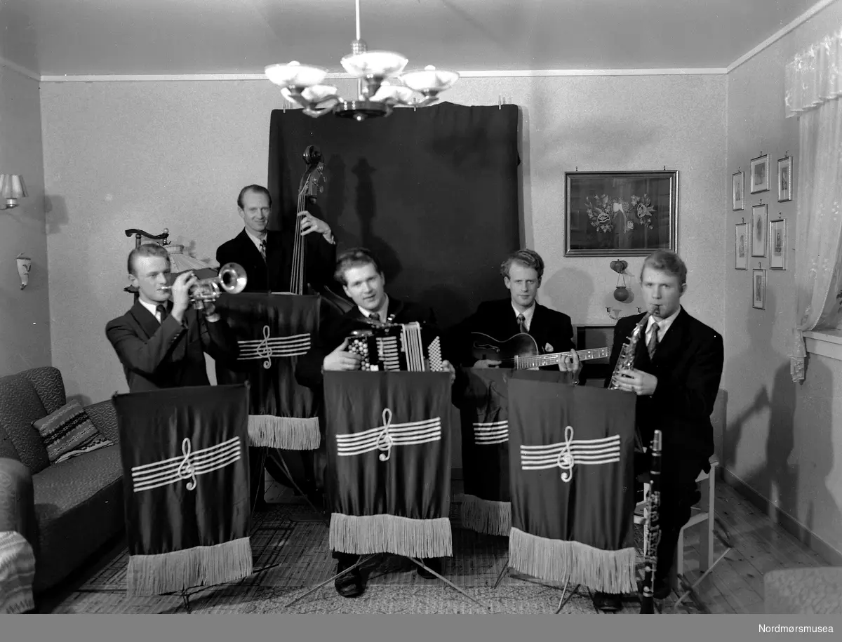 
 Bilde er registrert på Rolland. Fra Nordmøre museums fotosamlinger, Halås-arkivet.Fra Nordmøre museums fotosamlinger, Halås-arkivet.
