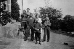 Slekt fra Levanger på besøk hos Ole Marius Mollan sen., fora