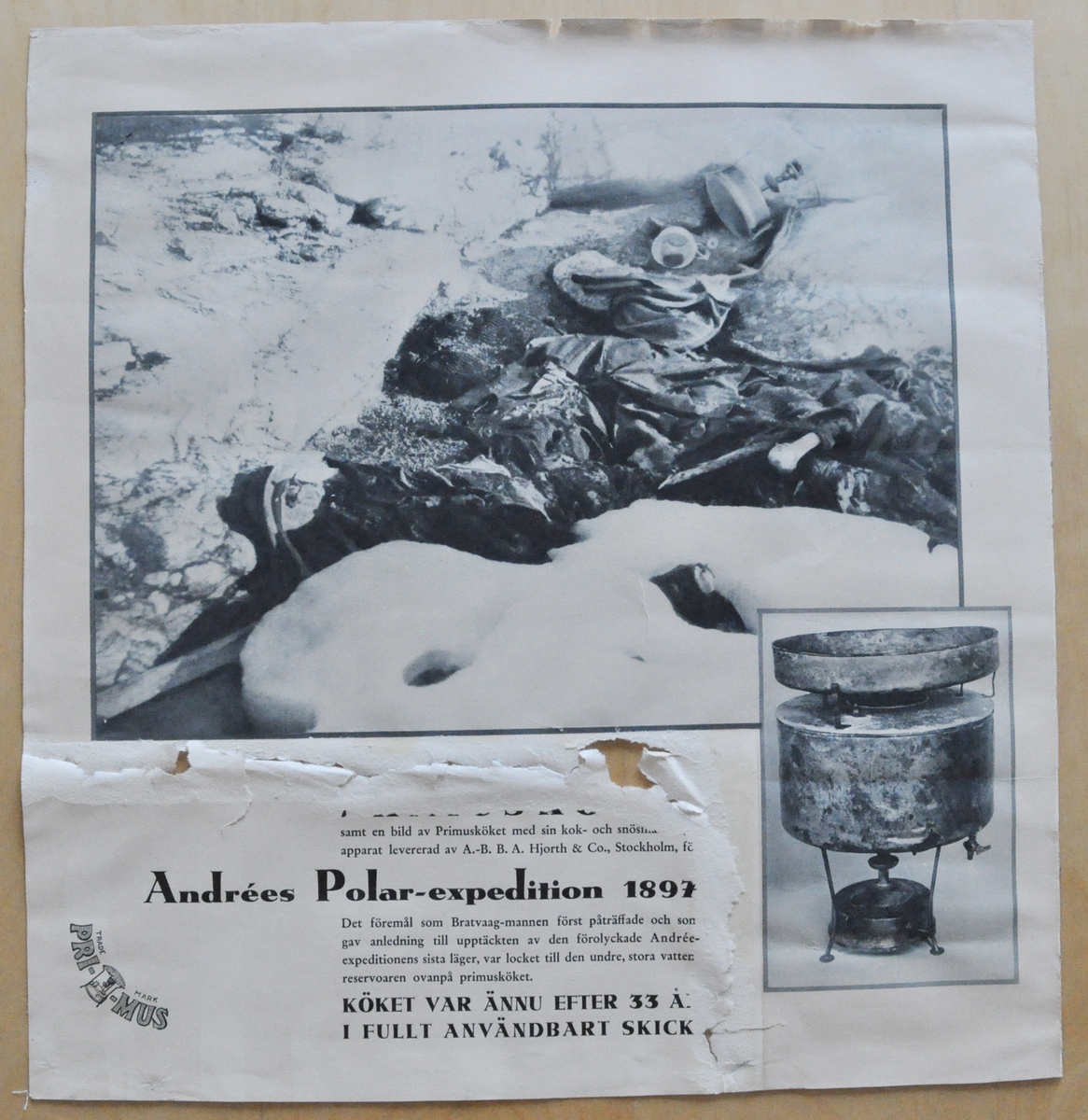Affisch för Primuskök illustrerad med bild av S A Andrées lik på Vitön intill bl a primusköket samt en bild på detsamma komplett med kok- och snösmältningsapparat. Text: "Köket var ännu efter 33 år i fullt användbart skick.
