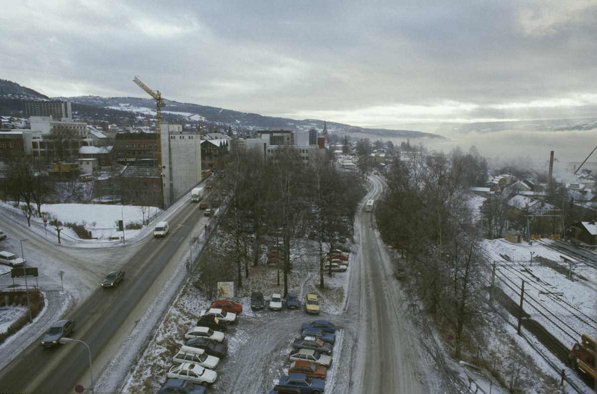 Lillehammer sentrum, veikryss, Brubakken, Fåberggata, Brufoss gate, jernbaneområdet, parkeringsplass, mot-sør, tatt fra YK-huset, 8 etg.