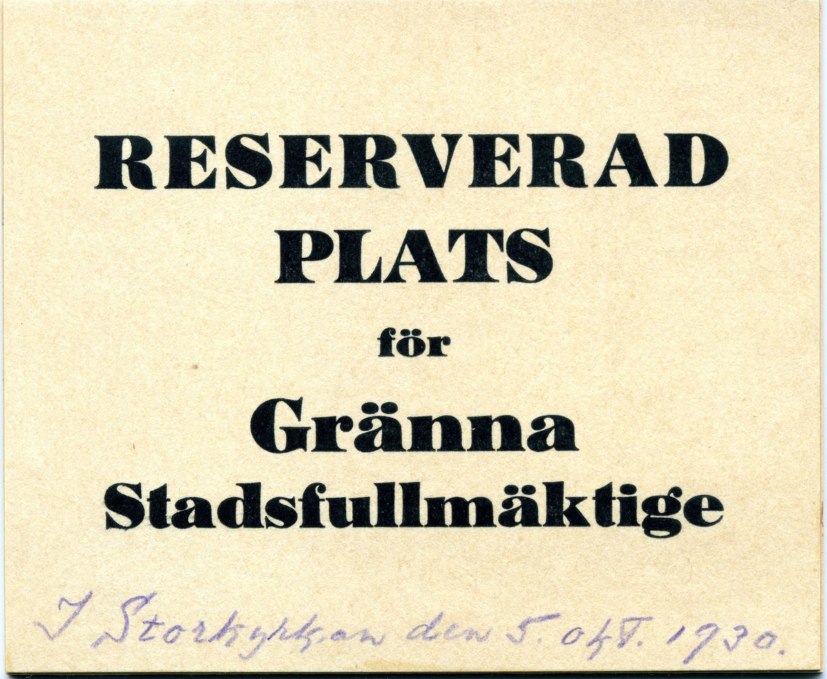 Fyrkantig lapp med tryckt text: "RESERVERAD PLATS för Gränna Stadsfullmäktige" senare tillagt med skrivstil: "I Storkyrkan den 5 okt 1930."