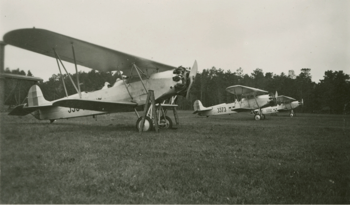 Tre militära spaningsflygplan av typen S 6 står på flygfältet Wisborgs slätt, 1929. Två av dem märkta nummer 3373 samt 3332.