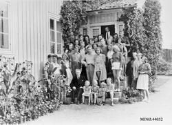 Gruppebilde, personer, klær, bolighus.