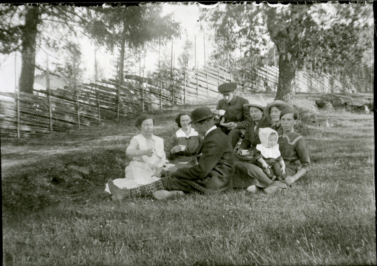 Ei gruppe ungdomar på tur, ca. 1910-15.