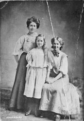 Gruppebilde, kvinner, klær.