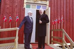 Edvard Ruud og biskop Nergård utenfor kapellet på Elgsnes.