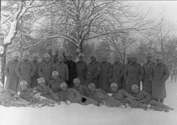 Gruppbild Av Militärer, Vinterbild. Brevkort Avstämplat I Karlsborg ...