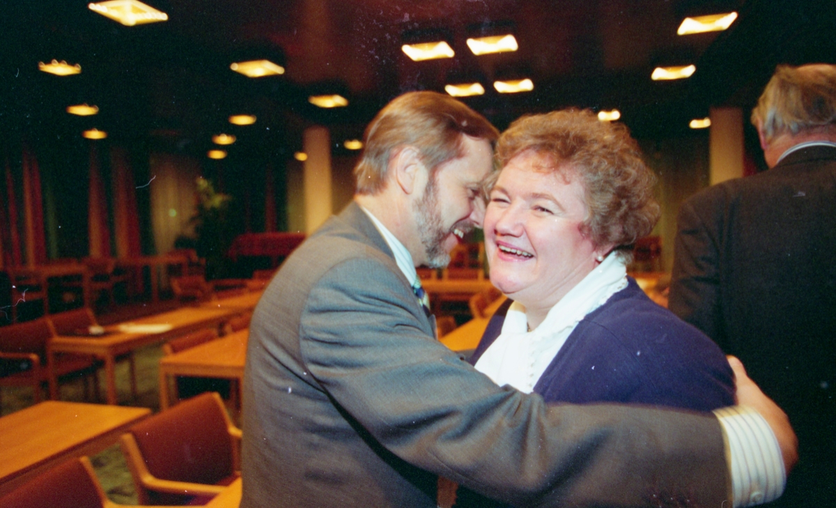 Nominasjonsmøte i Oppegård Høyre.
Finn Thorsen (mann i briller og rød skjorte)
Høyre-leder Jan Petersen gratulerer ordførerkandidat Sylvi Graham og andrekandidat Rune Stureson (i rullestol).