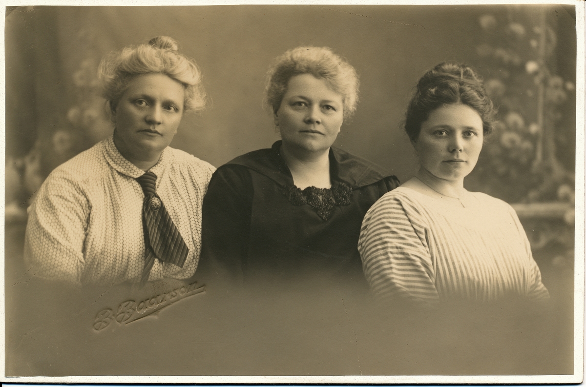 B.Baarsen Bostrøm og hennes søstre fru Andersen og fru ?