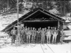 Bygging av kraftverket Nore 1 
Gruppe arbeidere foran en tu