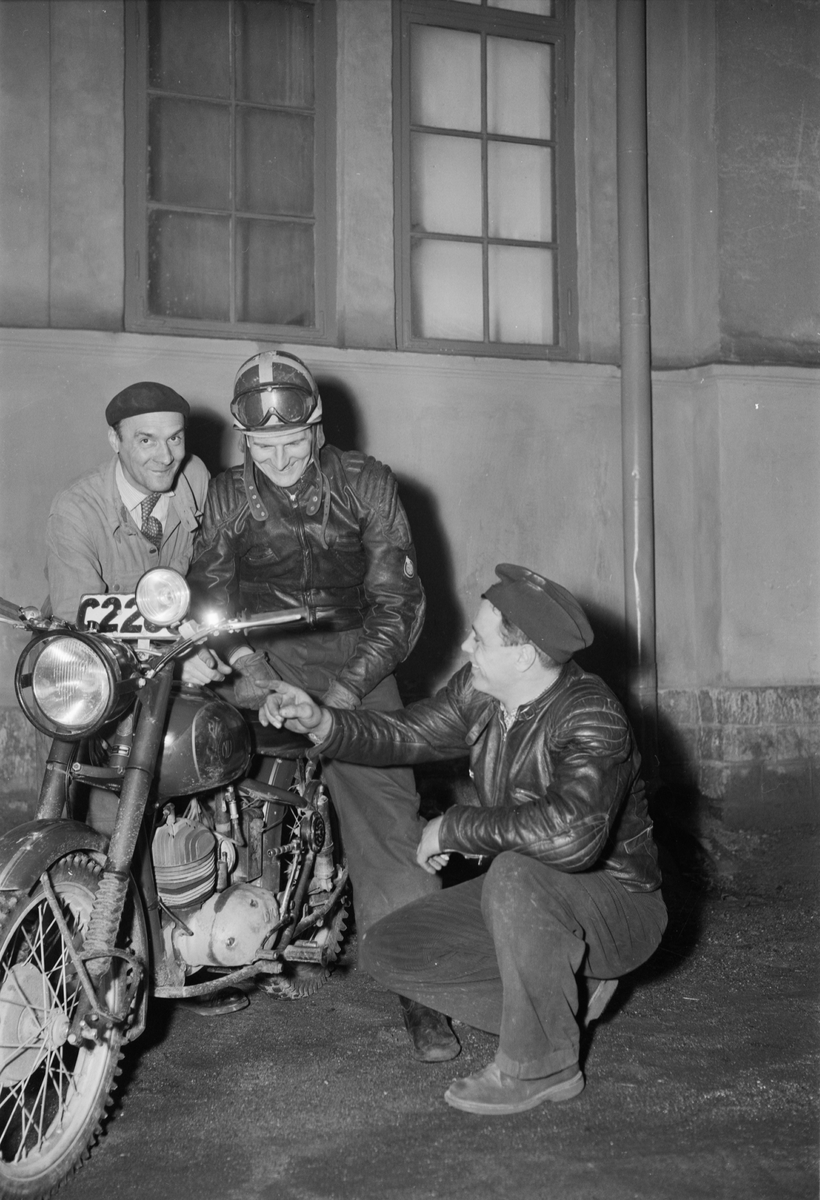 Nymanbolagen, Seth Lindvall, Elon Forsberg vid och Bengt Fröbom på motorcykel, Uppsala 1952