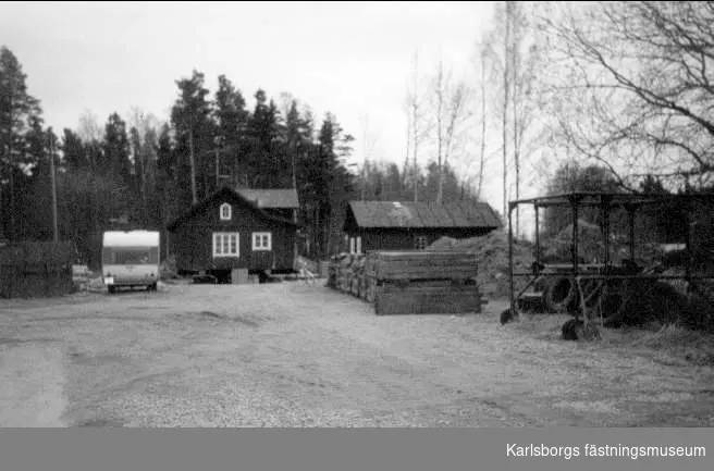 Karlsborg, Banvaktstugan på sin nya tomt belägen mellan Flottiljvägen och järnvägsspåret. Foto: Anders Hellmer, 1994.