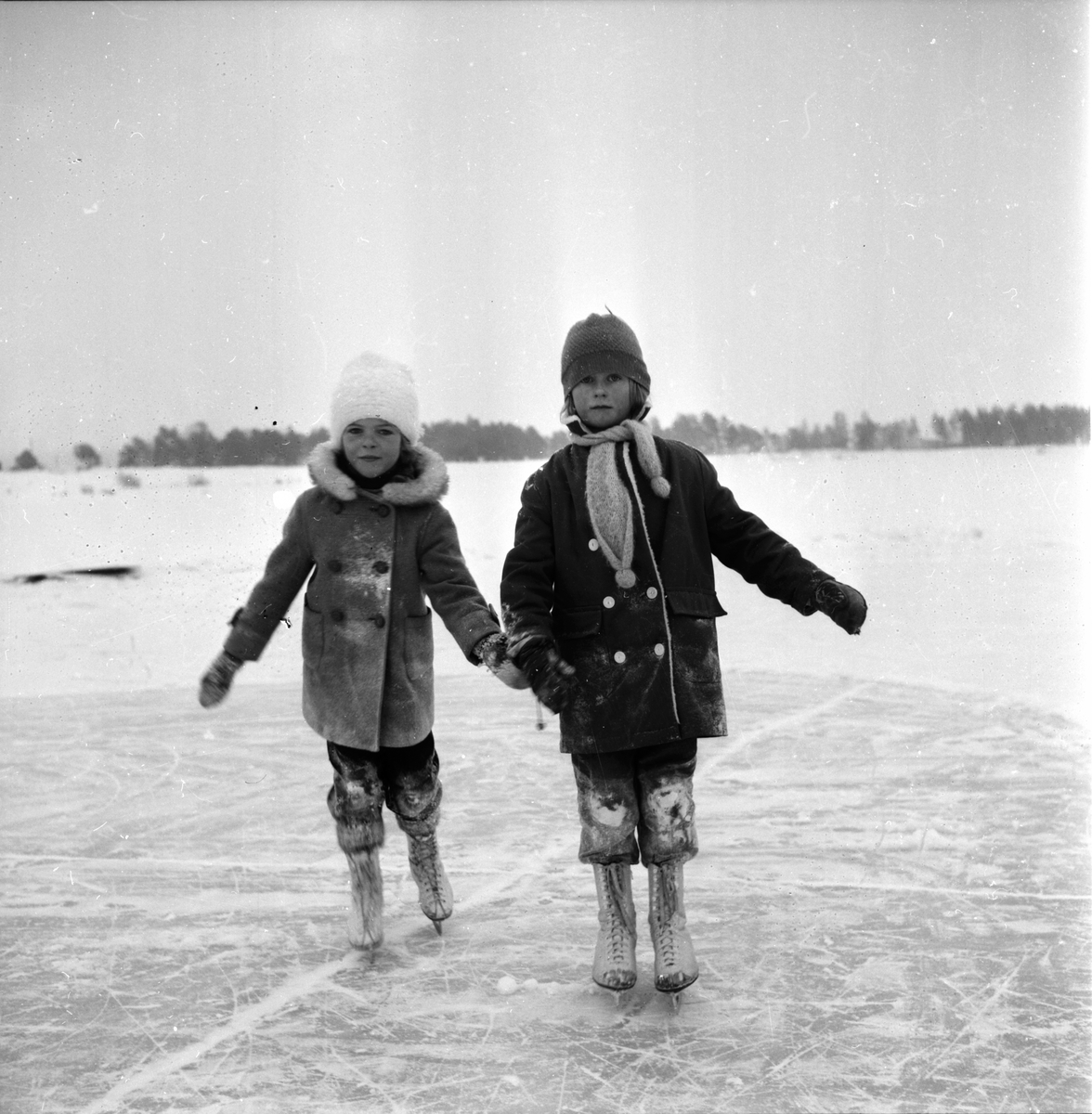 Skridskoåkande barn,
Februari 1960