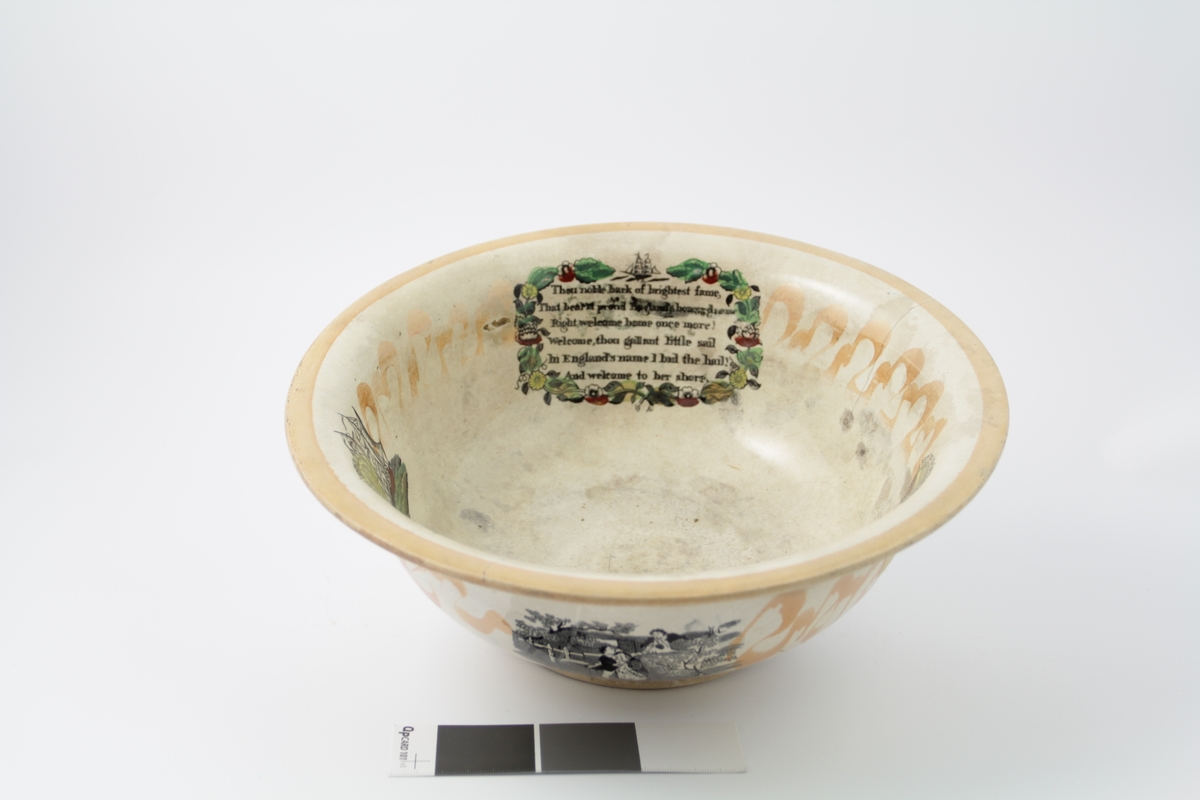 Stor bolle i steintøy. Smal i bunnen og krager ut i toppen. En lav stett i bunnen. Dekorert både utvendig og innvendig. Fire felt utvendig og fire felt innvendig. Varierer mellom bilde og felt med tekst. Teksten er engelsk. Motiv forestiller kompass med skip i bakgrunnen, samt et motiv fra elven Wear i England med broen Wearmouth bridge "Cast Iron Bridge". Dette samme motivet finnes på flere boller av samme produsent. Motivene er brent på ved en overføringsteknikk ved motiv på papir som trykkes på overflaten.