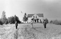 Breidablikk Farm. Antakelig hos Anders Huggubakken som utvan