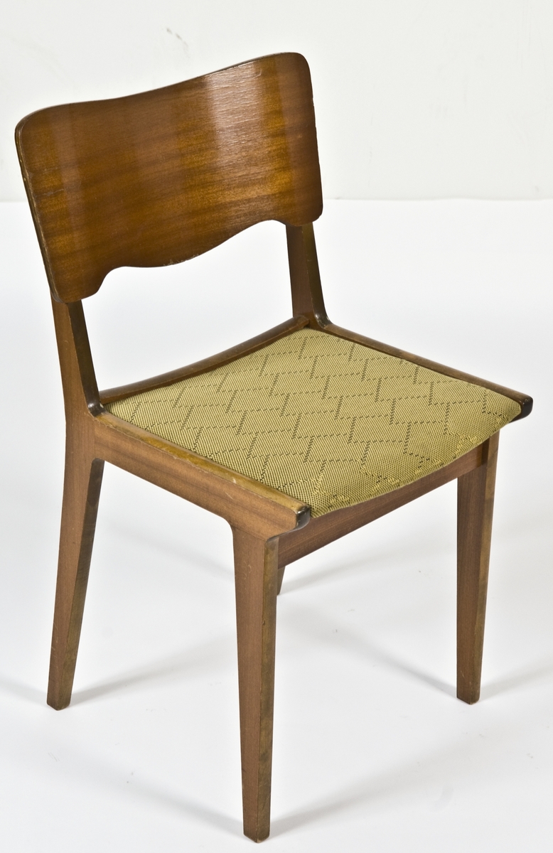 Stol av løvtre med ryggbrett, sete trukket med grålig gult tekstiltrekk.
