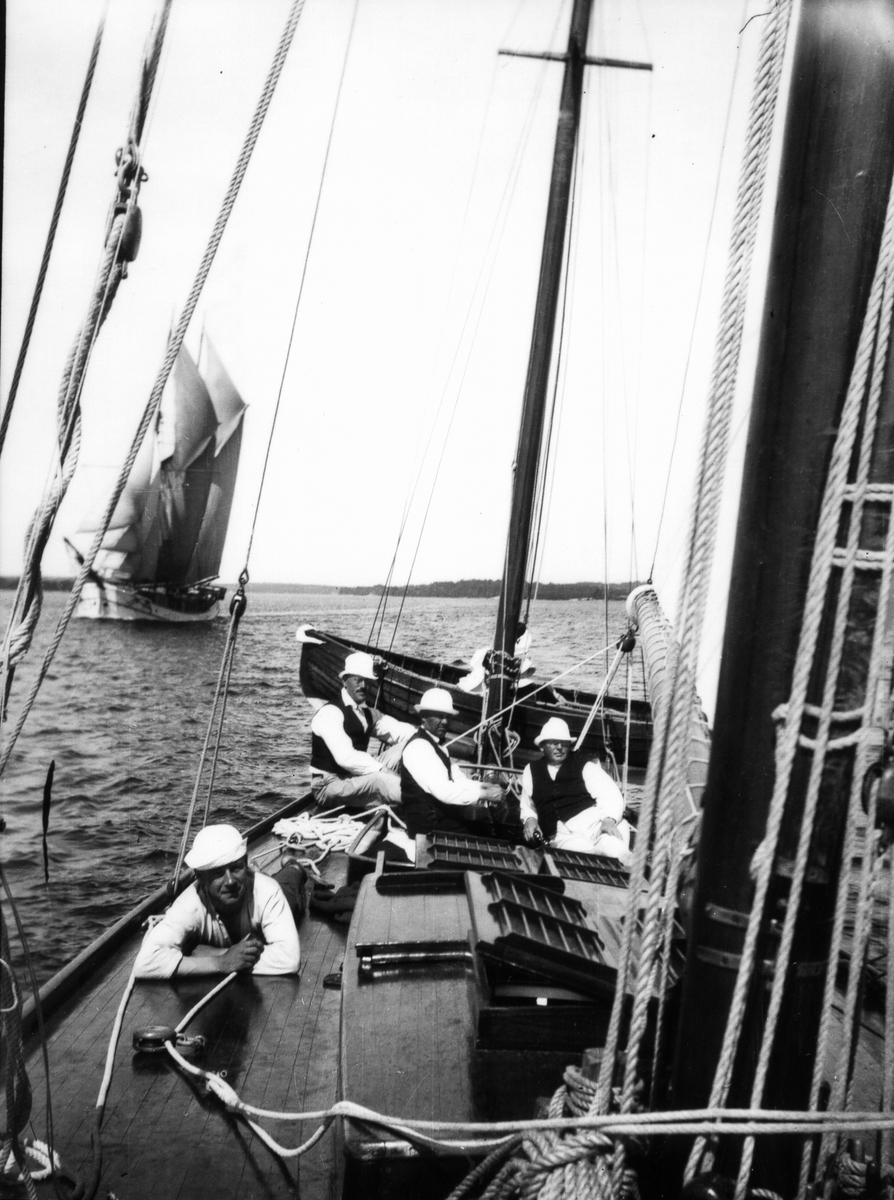 Däcksbild, "Ingvor". Liggande yrkesgasten, till höger Josef Johansson (ägaren), i mitten Werner Bengtzon, till vänster Jos. A. Johansson.
