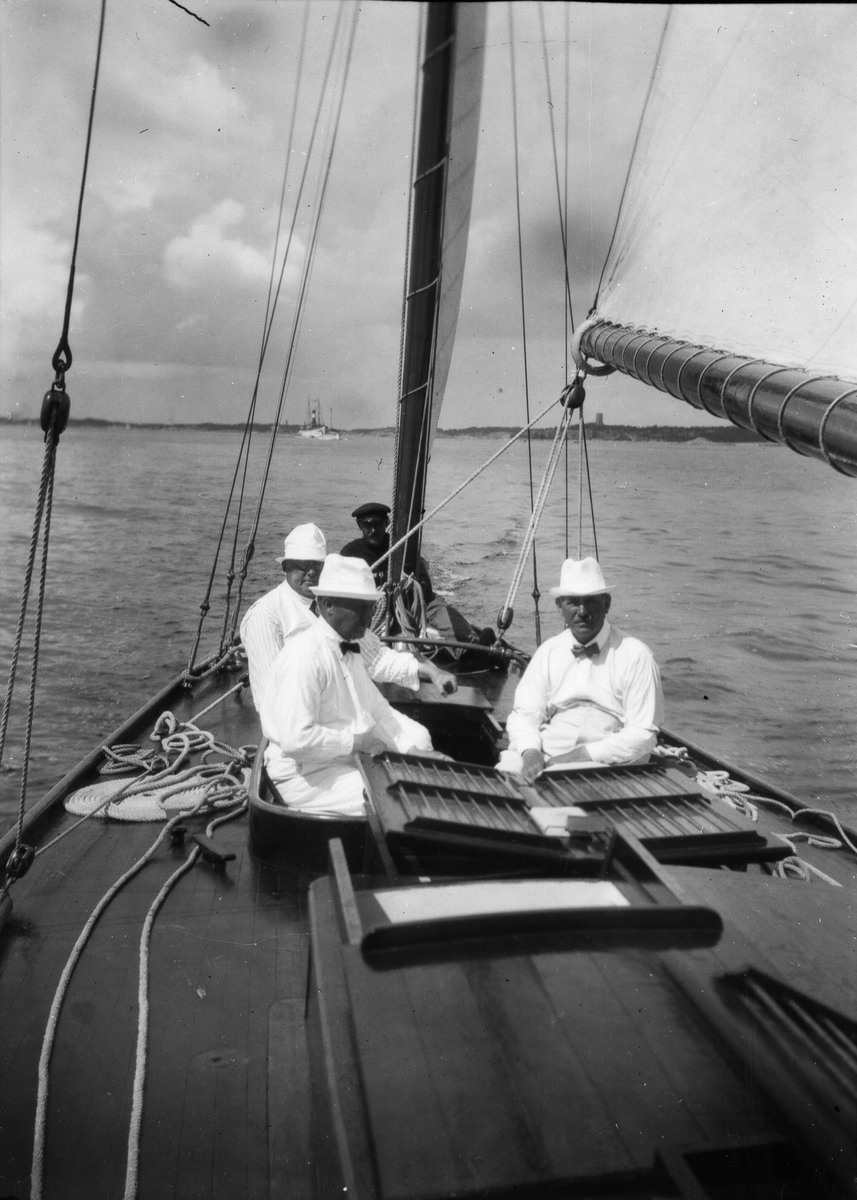 "Ingvor", 1930, under segling Gävle-Stockholm-Öland-Gävle. Till vänster Werner Bengtzon, till höger Carl Norenberg, rorsman Josef Johansson (ägaren). "Den mörke" är yrkesgast.