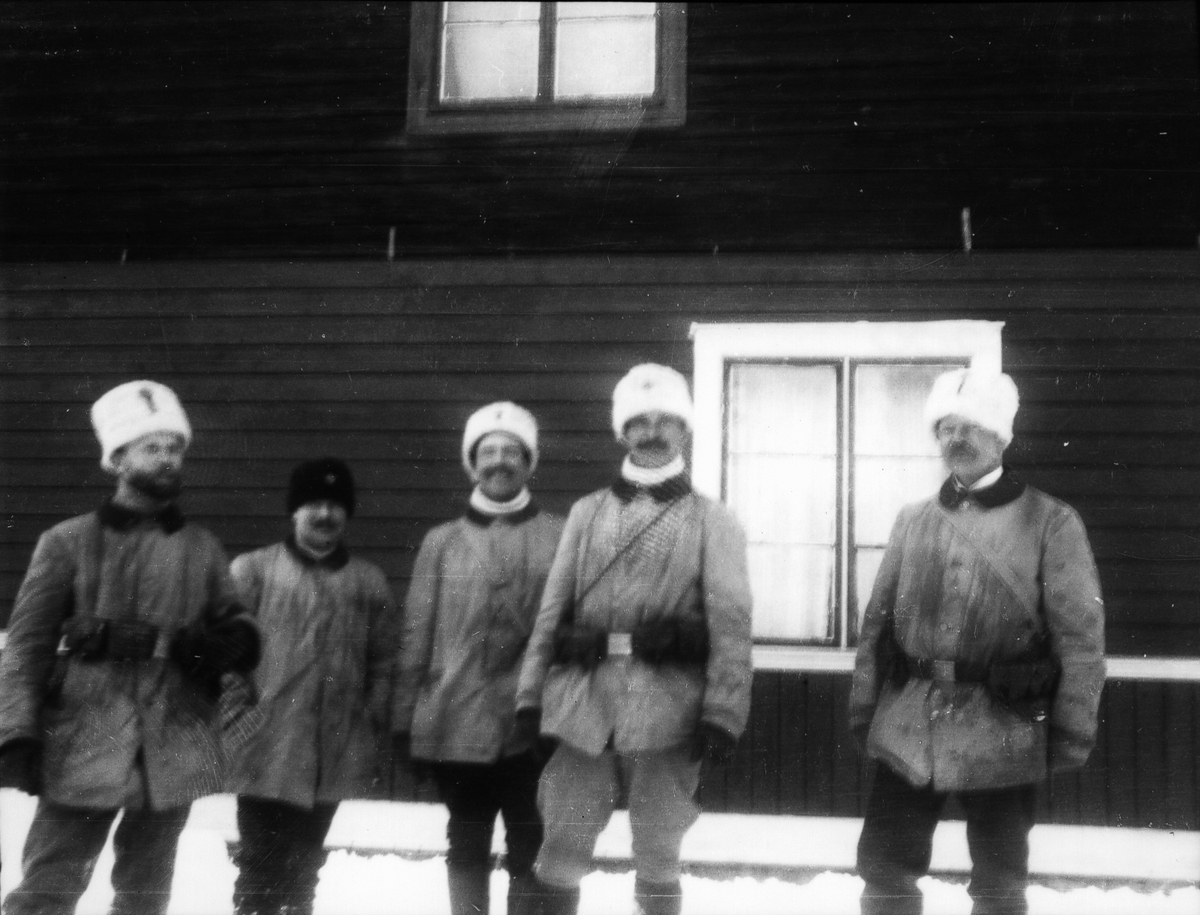 Landstormsbild från 1914. Förläggning och fem män.