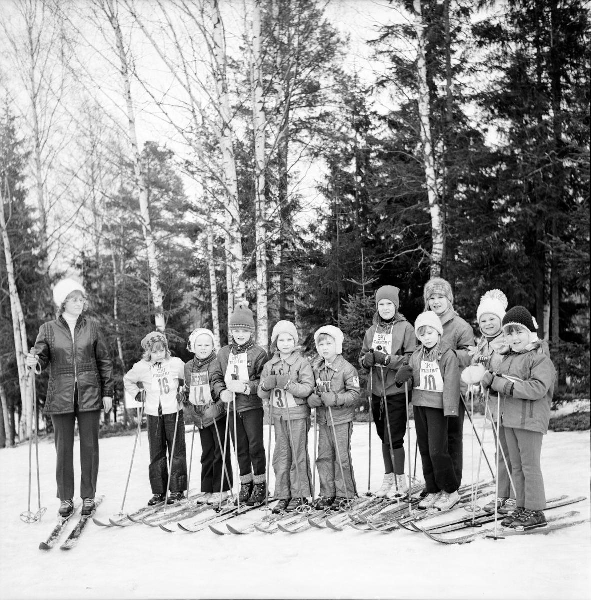 Skidskoleavslutning i Arbrå, mars 1973.
Bland barnen syns Ingela Jönsson, Gun-Marie Svärd, Kristina Andersson, Bodil Edman och Inger Jonsson.
