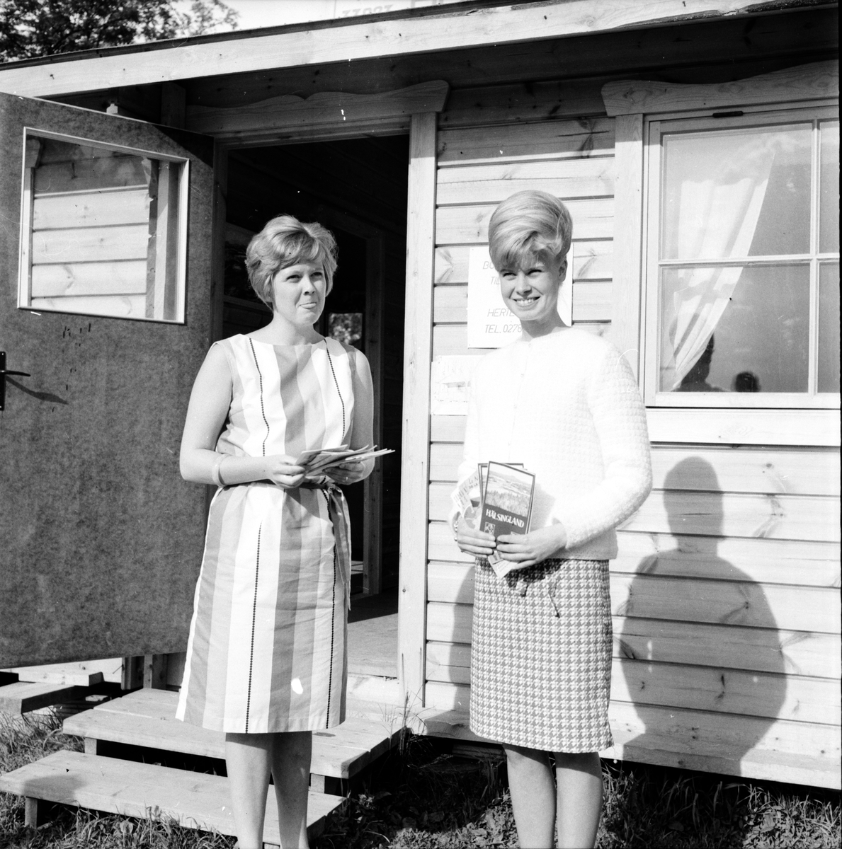 Karlslundsbadet,
Turistvärdinnor Kristina Johansson, Yvonne Persson,
10 Juni 1965