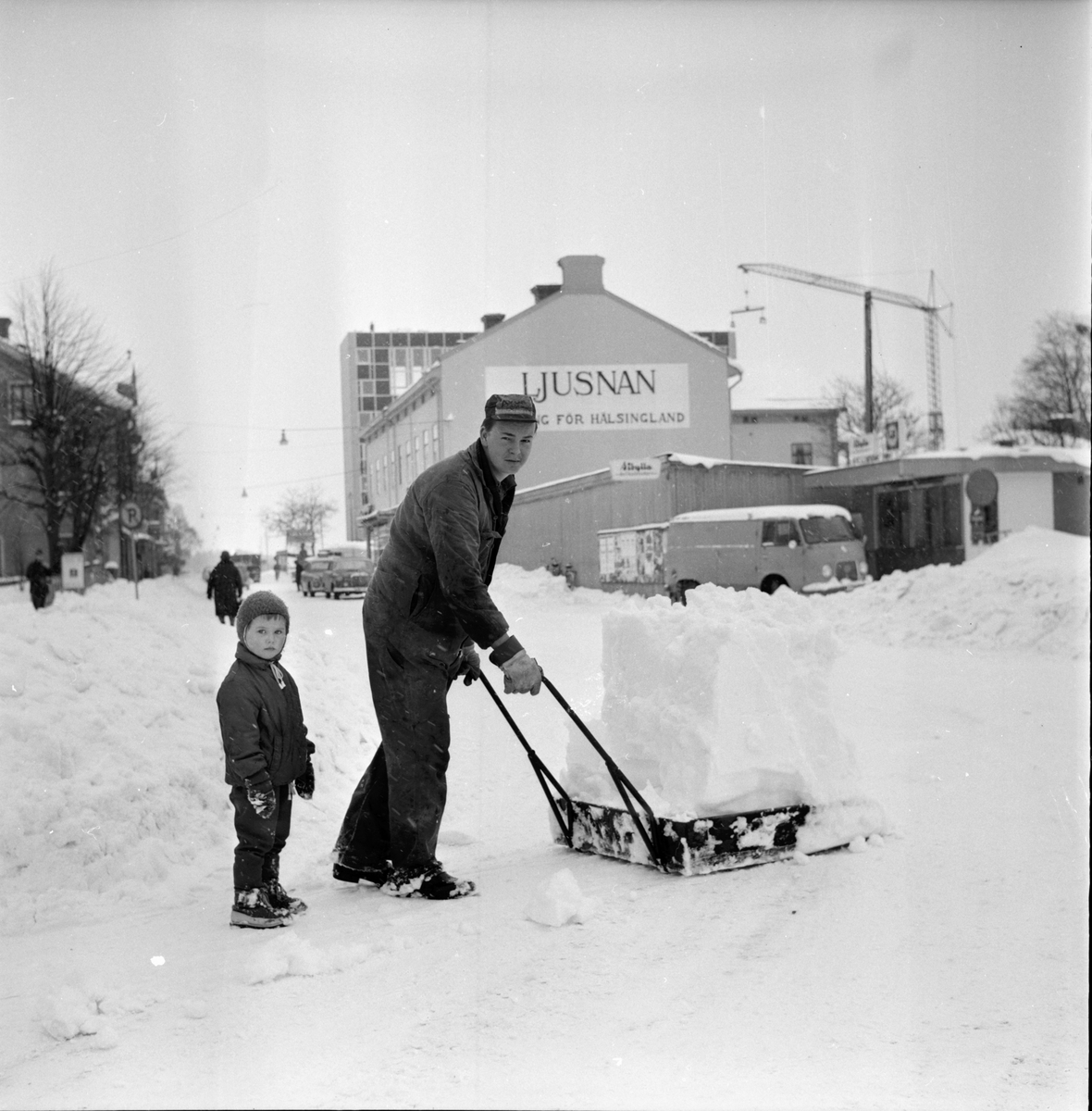 Snöskottning på Bollnäs bangård.
29/3-1966