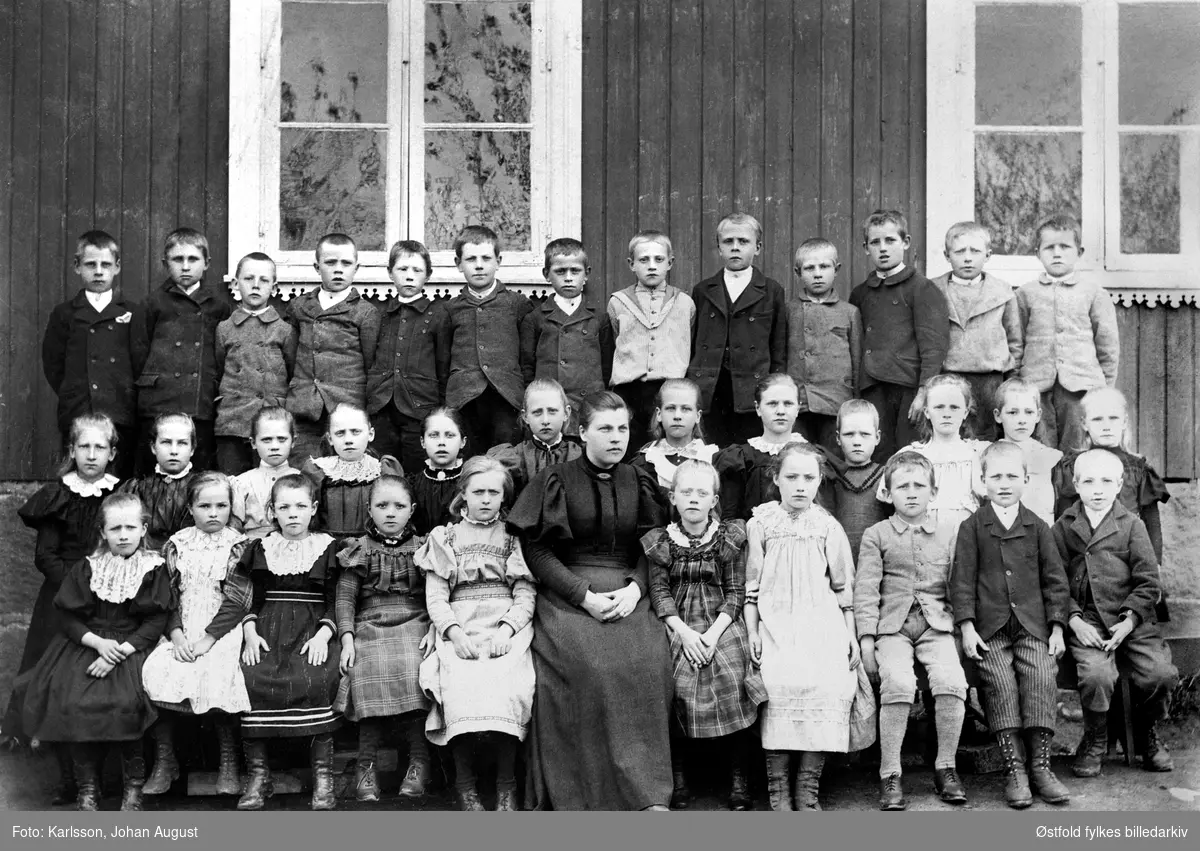 Kjølberg skole i Borge, lærerinne frk. Staavie, 1895.. elevenes navn er ...