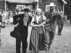 Personer utkledd, og bunadskledd kvinne