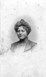 Portrett av ukjent kvinne, visittkort, antatt ca. 1938- 1940