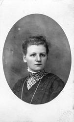 Portrett av ukjent kvinne, visittkort, 1912.