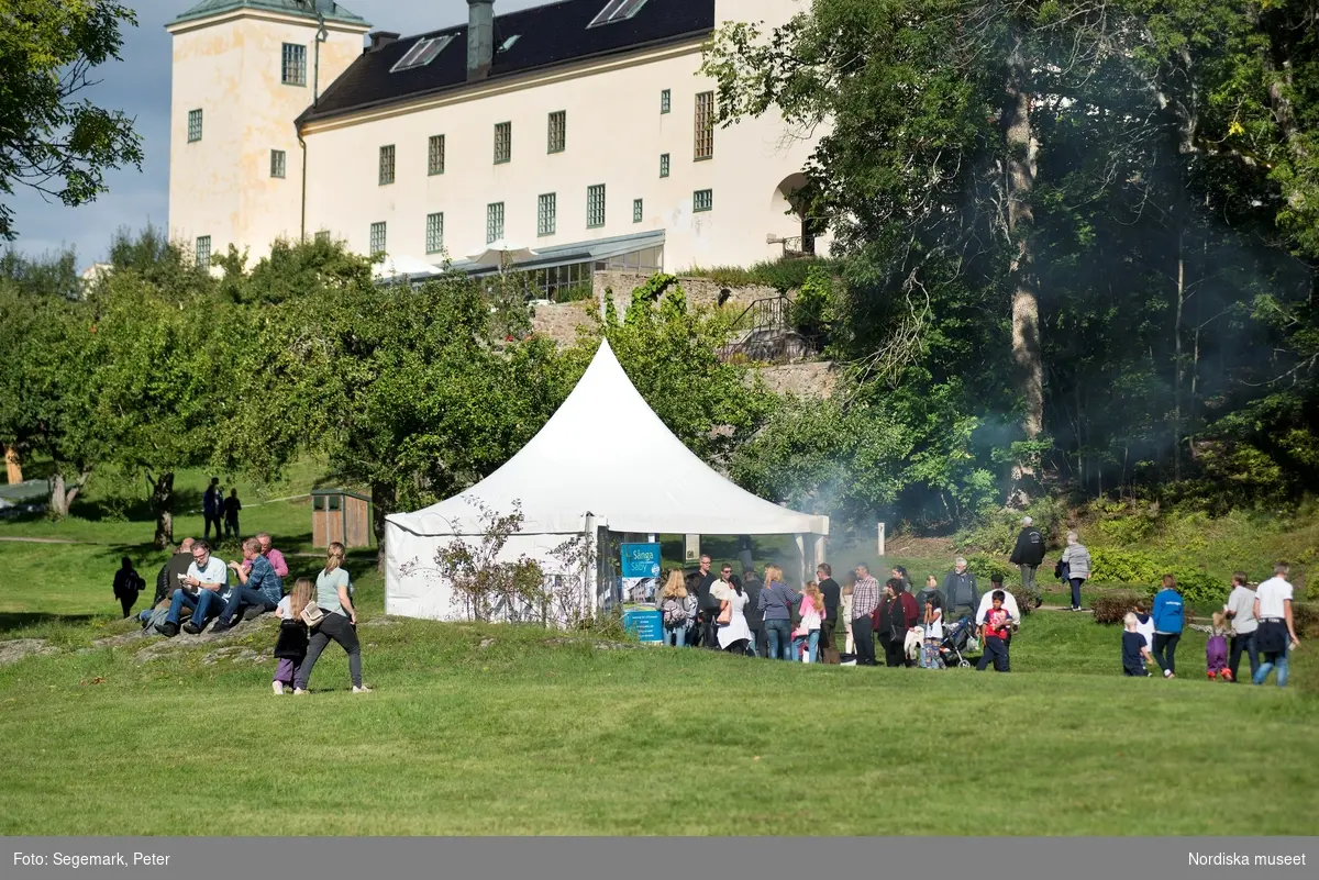 Hästfesten på Tyresö slott.
Kommentator Owe Sandström, slottshästen