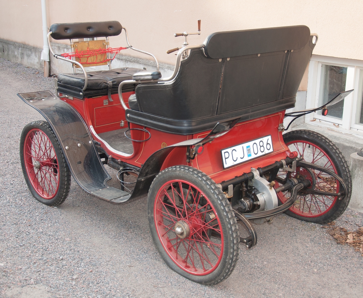 De Dion Bouton Vis-à-vis 1901 standardutförande
Motoreffekt 5 hk. 
Längd 2250 mm, bredd 1300 mm. Tjänstevikt 470 kg, totalvikt 700 kg. Däckdimension 26x3
Chassinr 1200