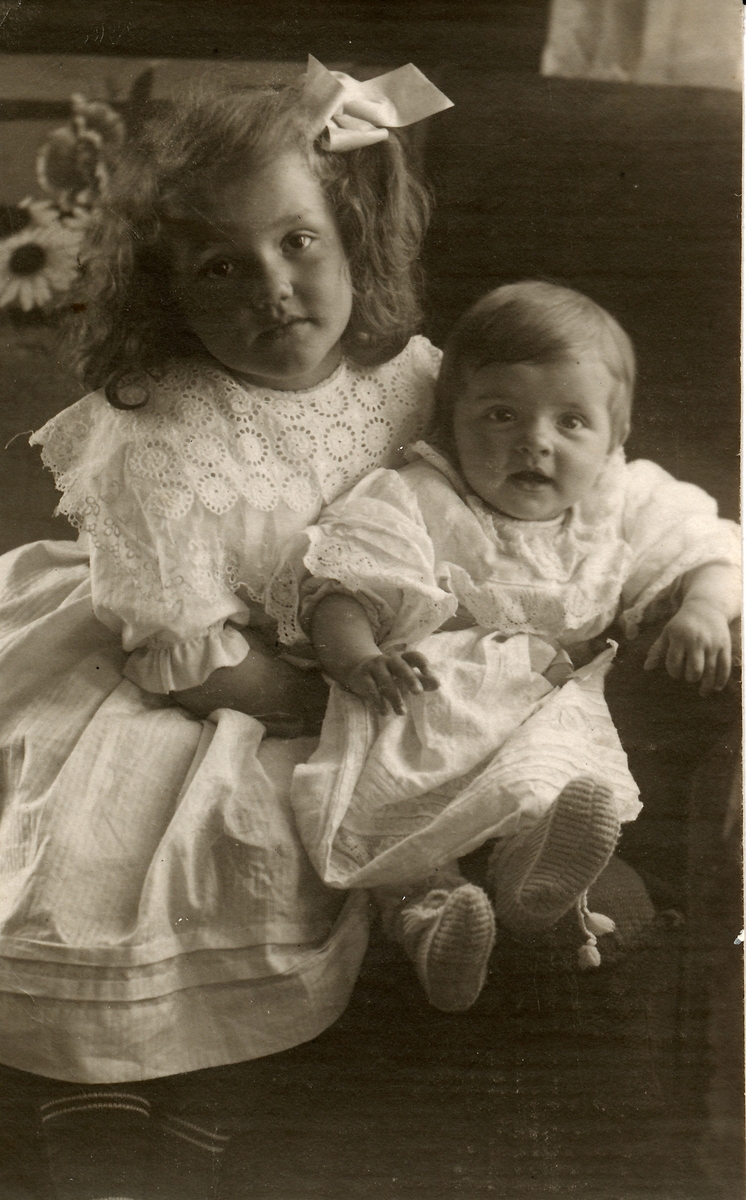 Portrett. To små jenter. To av B. Baarsens døtre: Eva 7 år og ant. Margrethe ca 1/2 år.